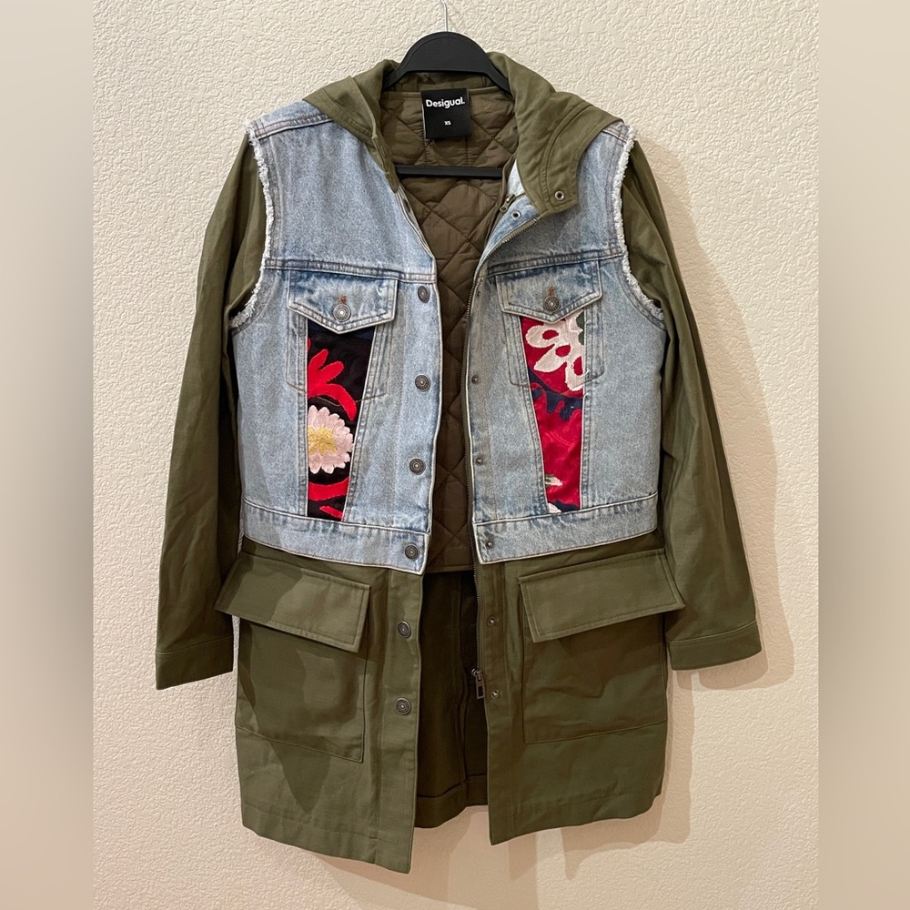 2-in-1 Embroidered Hybrid Parka
Brand: Desigual Size: XS